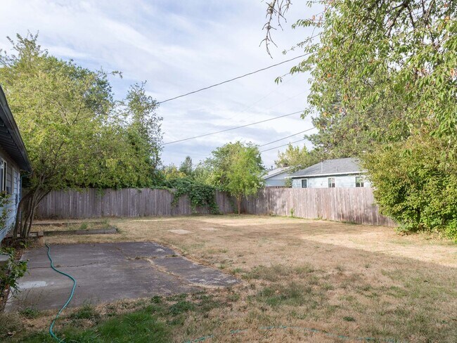 Building Photo - 1930 NW Kings Blvd