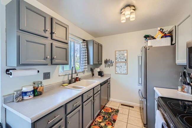 Building Photo - 3830 Pearl Dr