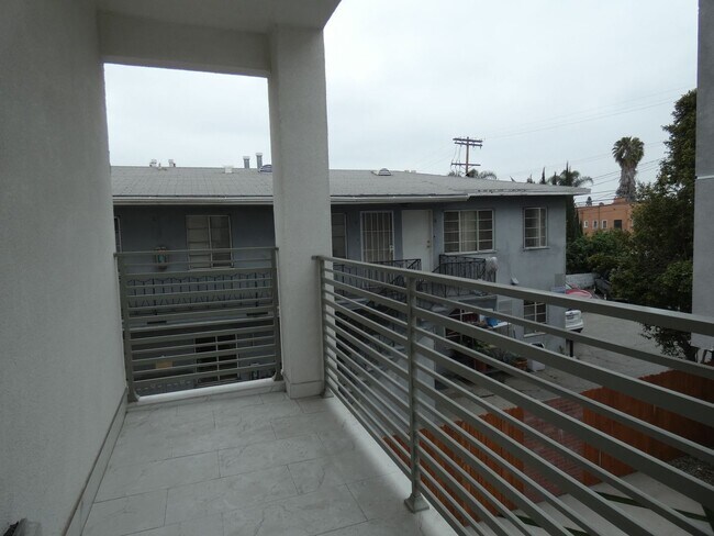 Building Photo - 1626 S La Brea Ave