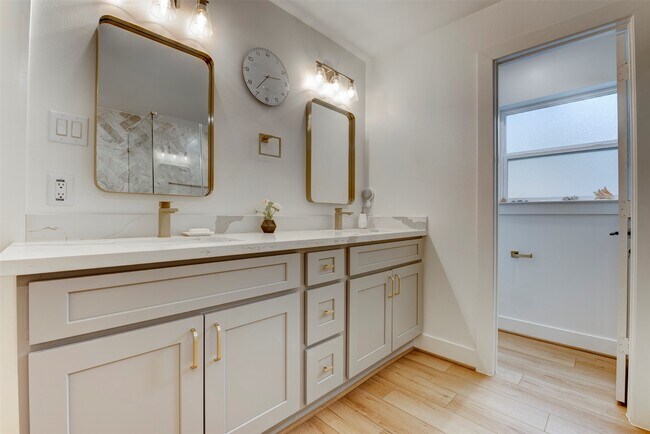 Building Photo - 2406 Blue Water Ln