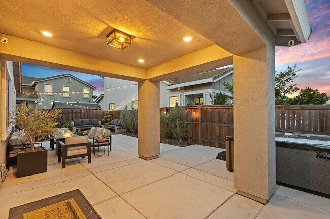 Building Photo - Newer Home on Large Corner Lot with Lots of Natural Light!