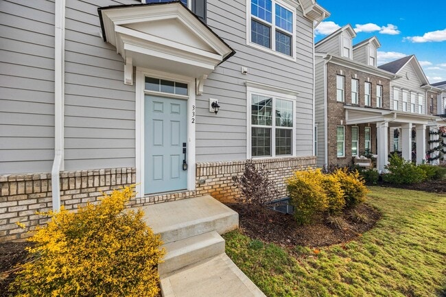Building Photo - Like new 3-bed, 2.5 bath townhome in Cramerton Mills Parkway!