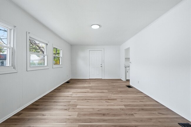 Building Photo - New 3 bedroom listing!