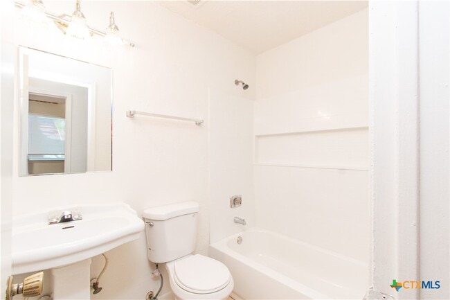 Building Photo - 2608 Tracey Cir