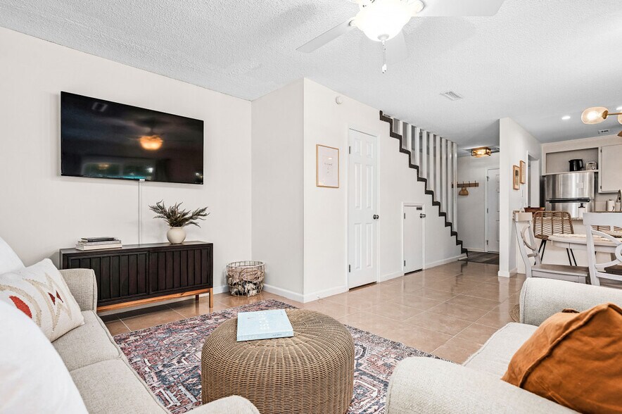 Building Photo - 17462 Front Beach Rd