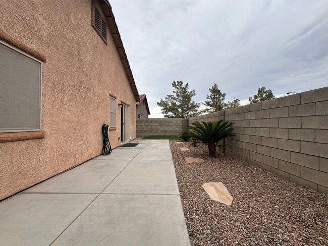 Building Photo - Spacious single story home w/3 beds, 2 bath, den, 2 car garage, near everything.