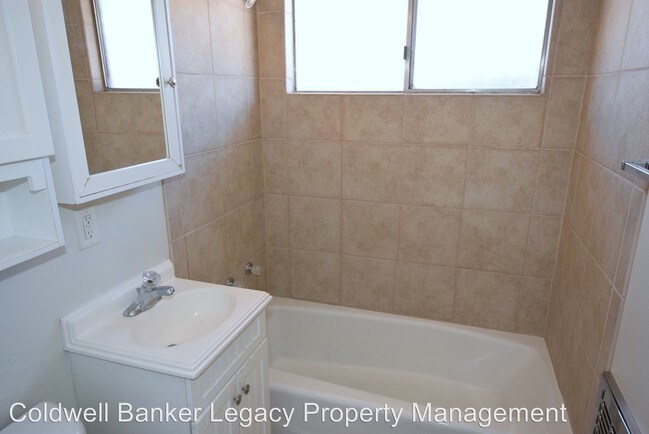 Building Photo - 9408 Candelaria Rd NE