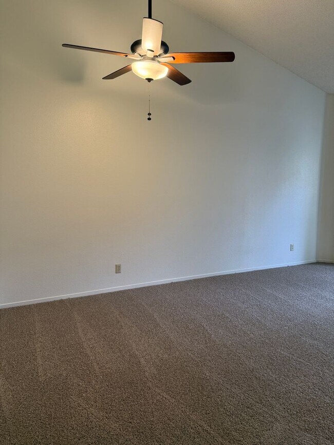 Building Photo - Freshly Painted * New Carpet * Ready For Movein