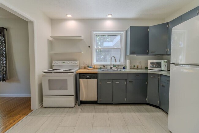 Building Photo - The Little Bungalow of Your Dreams Near East Bay! 2BR / 1BA Long-Term Rental