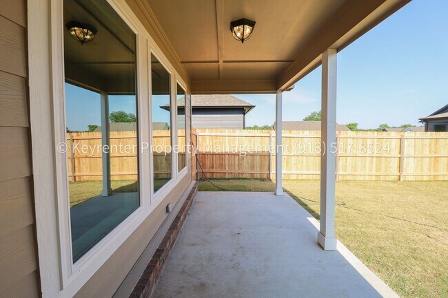 Building Photo - Stunning New Construction Home 4 Bed 2 Bath Broken Arrow