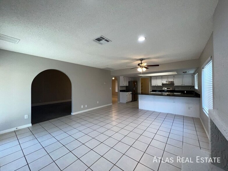 Building Photo - 4145 W Bluefield Ave