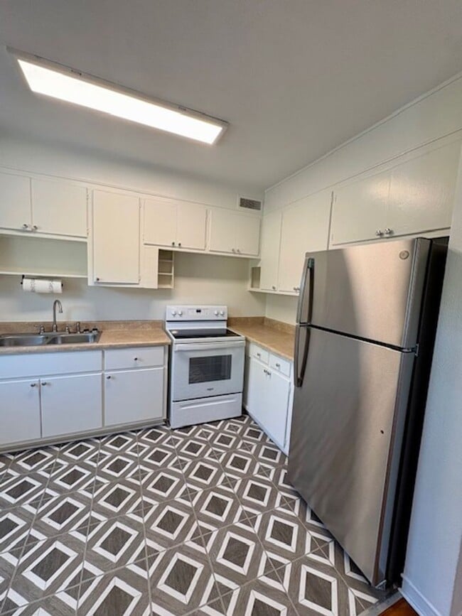 Building Photo - Fully Renovated Three Bedroom Condo 10 mins from MUSC - Off the Greenway!