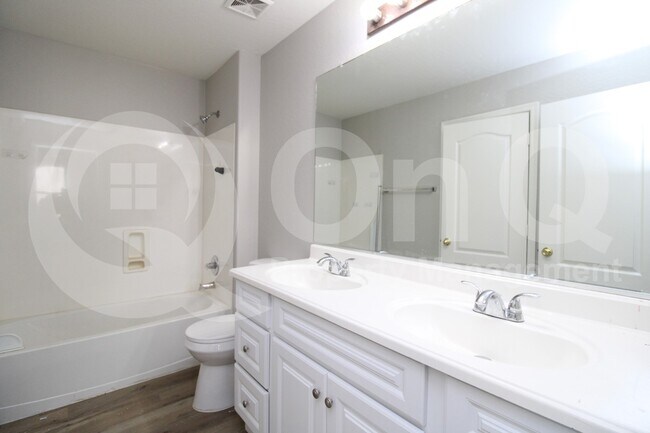 Building Photo - 1467 E Chestnut Ln