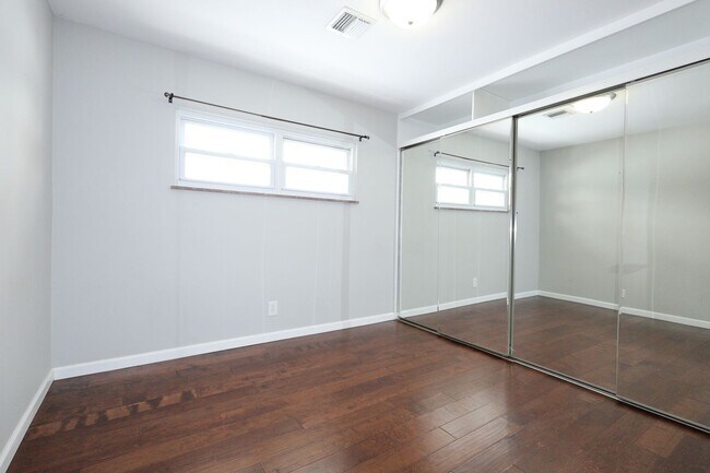 Building Photo - Beautiful 4 Bed 2 Bath w/2 Car Garage