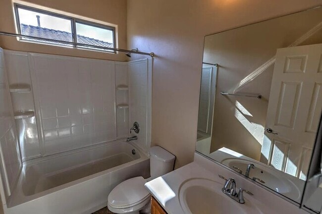 Building Photo - House For Rent