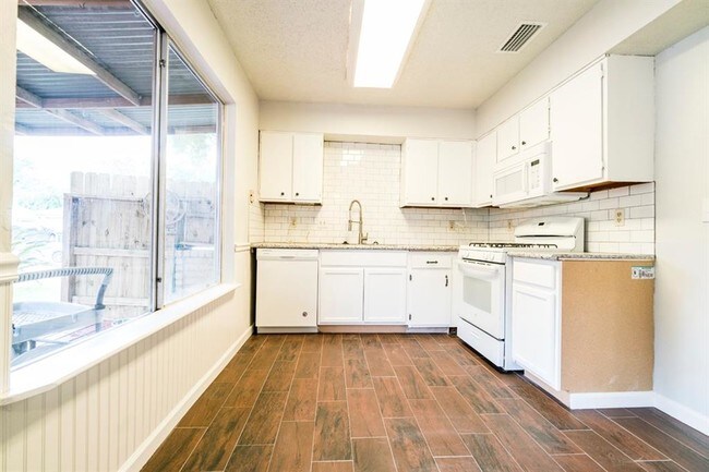 Building Photo - 10746 Lakewood Oaks Dr