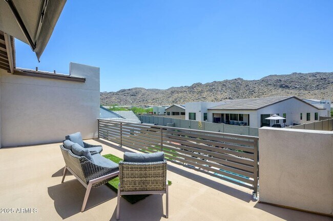 Building Photo - 1221 E Paseo Way