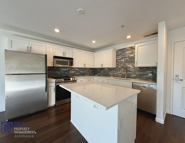 Building Photo - Spacious 1 Bed / 1.5 Bath Condo in Desirable Sherwood