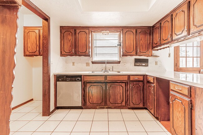 Building Photo - 4 Bed 2 Bath in SW Oklahoma City