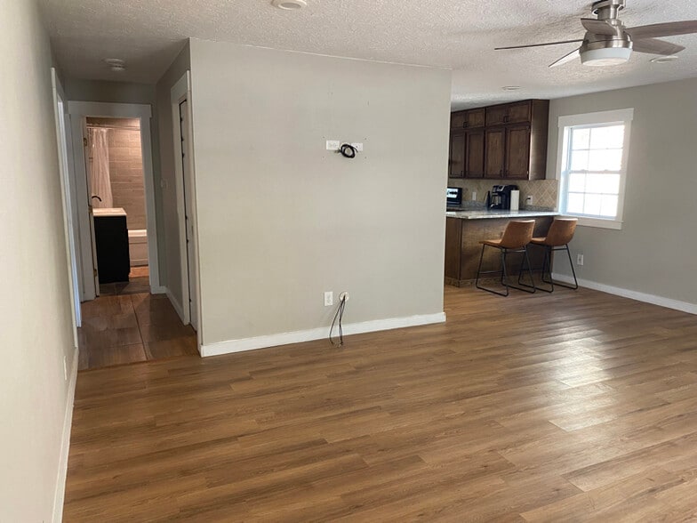 Building Photo - 175 Thunderbird Dr