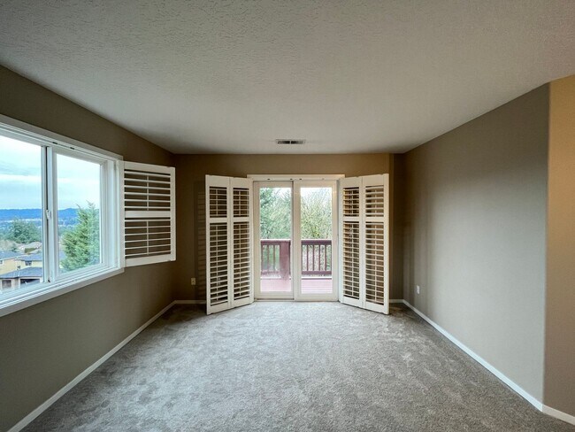 Building Photo - Immaculate 4 bedroom, 3.5 bathroom, tri-level Home in Tigard!! Expansive Views, Office space, Gam...