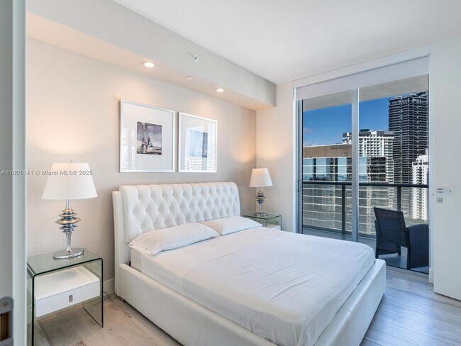 Building Photo - 1300 Brickell Bay Dr