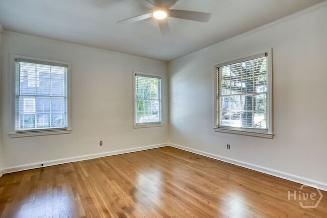 Building Photo - 916 Maupas Ave