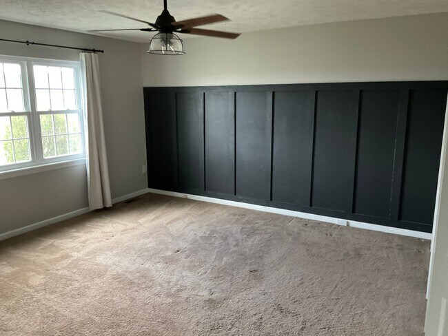 Building Photo - Large 3 Bedroom 2.5 bath townhome with additional finished room.