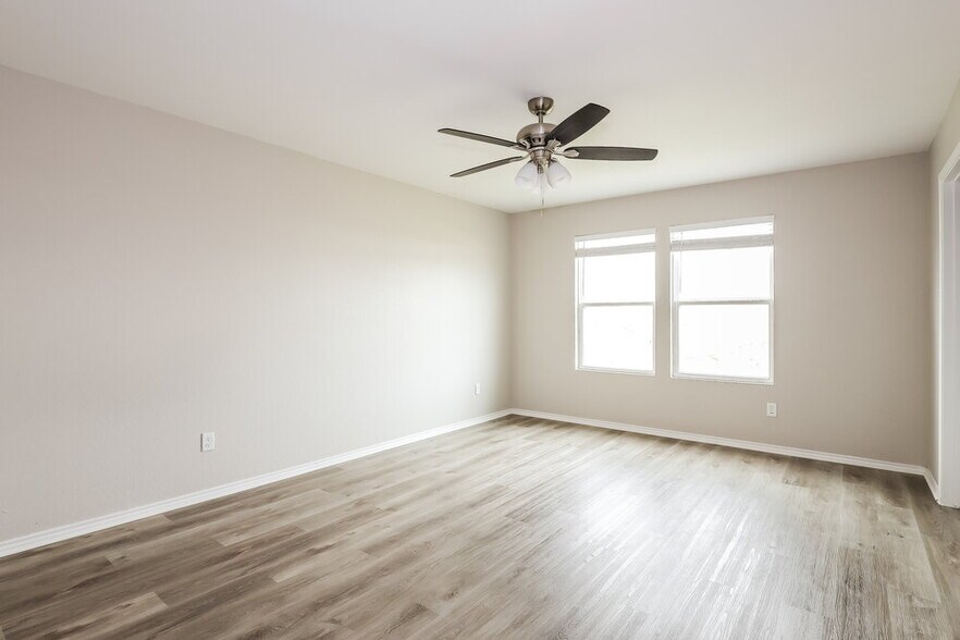 Building Photo - 12024 Silver Lining