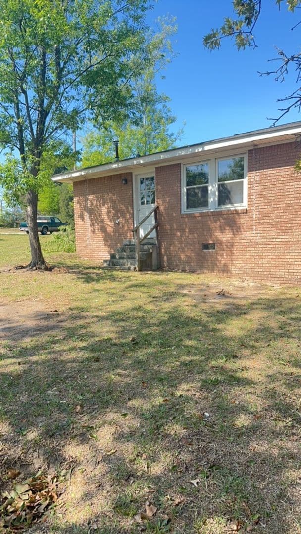Building Photo - 3 bed 2 bath brick home on corner lot