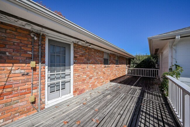 Building Photo - 2821 Eastgrove Ln