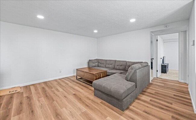 Building Photo - Newly Renovated Blackstone Gem!