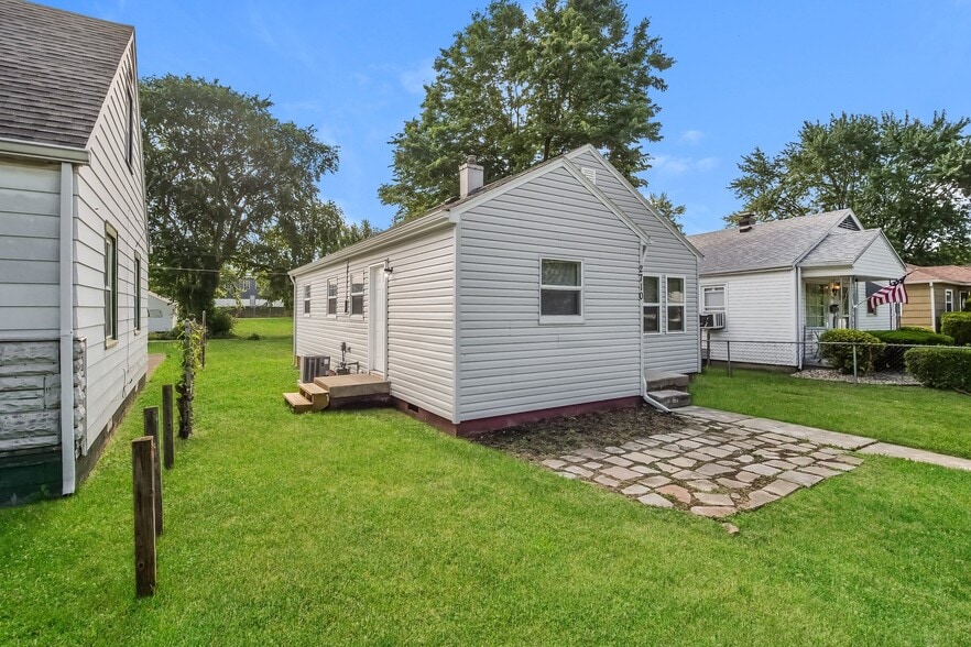 Building Photo - 2710 Fletcher St