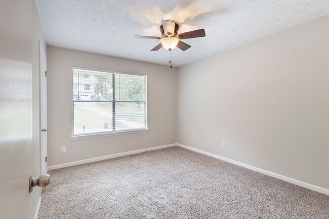 Building Photo - Spacious 3/2.5 Split Level w/ Large Bonus Room and Private Backyard!
