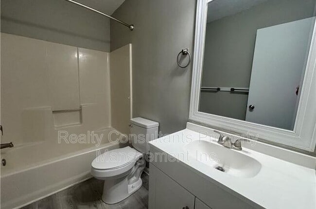 Building Photo - 204 Bull Run St