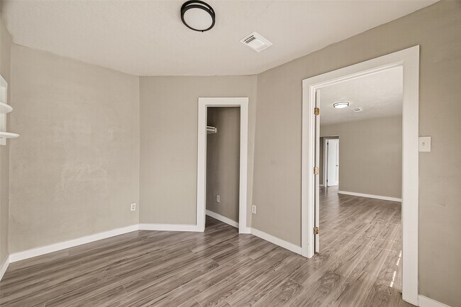 Building Photo - 1221 Parkway Dr