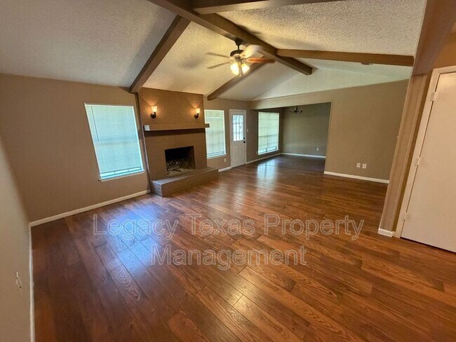 Building Photo - 513 Willow Cir W