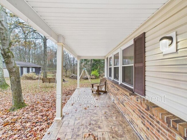 Building Photo - 874 Pleasant St