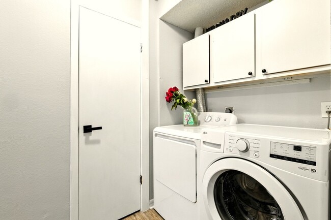 Building Photo - Beautiful 2-Bedroom, 1.5-Bath Home With Gr...