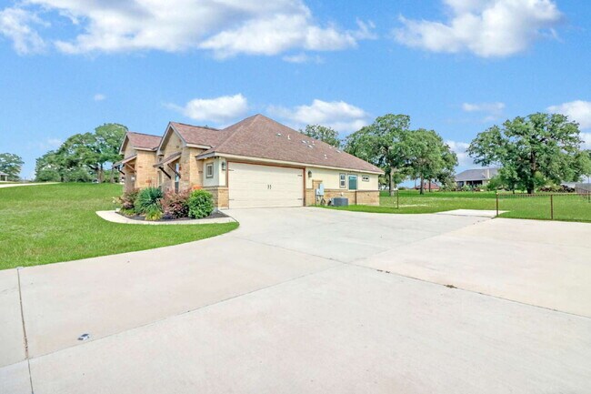 Building Photo - "Charming 4-Bed Oasis with Granite Touches & Cozy Fireplace in Floresville!"
