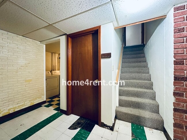 Building Photo - Charming Duplex Style Home with New Paint, Updated Floors, Finished Basement and a Quiet Back Patio!