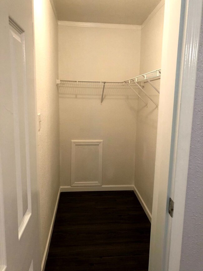Building Photo - Room For Rent