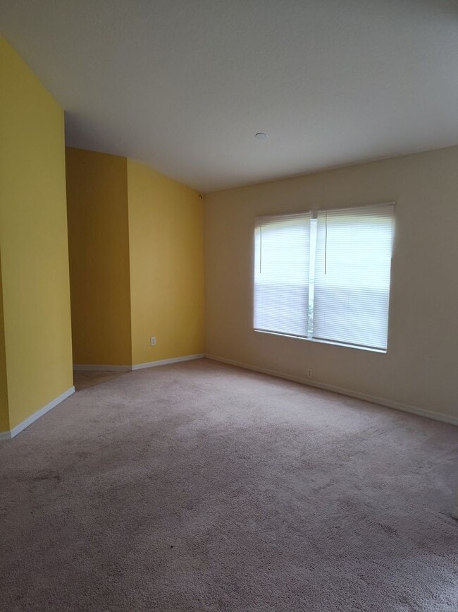 Building Photo - Inviting 3 Bedroom, 2 Bath Home in Desirab...