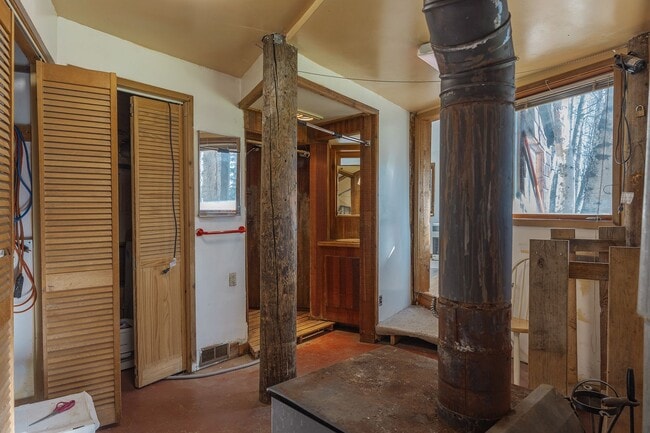 Building Photo - Cozy 2 Bedroom, 1 Bath, With a great Locat...