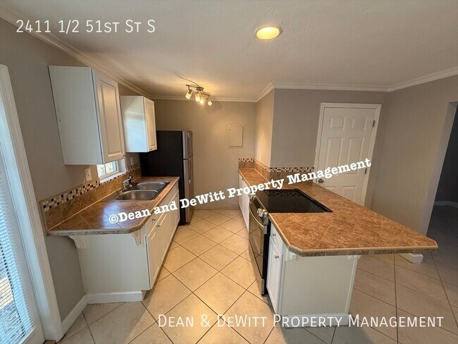 Building Photo - 2411 1/2 51st St S-