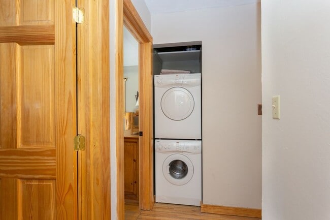 Building Photo - Flexible lease terms! Move in special! Stu...