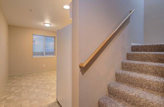 Building Photo - WOODLAND 3 BEDROOM, 3 BATH BEAUTY!