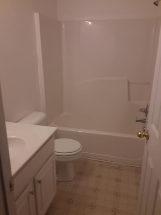 Building Photo - 196 Brookview Dr