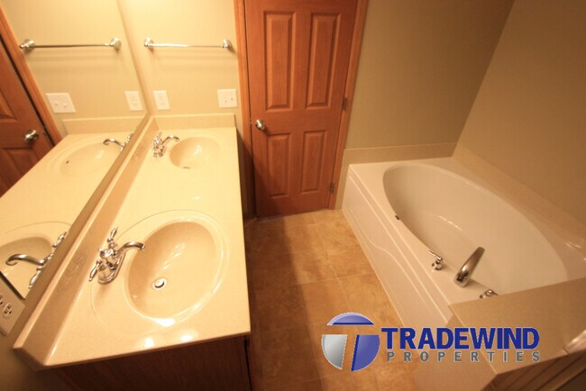 Building Photo - 11040 Fergus St NE