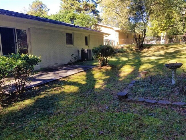 Building Photo - 2467 Woodside Way